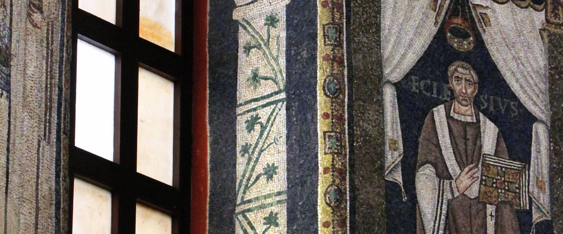 Sant'apollinare in classe, mosaici del catino, colonne negli sguanci, 550 ca. 02 foto di Sailko